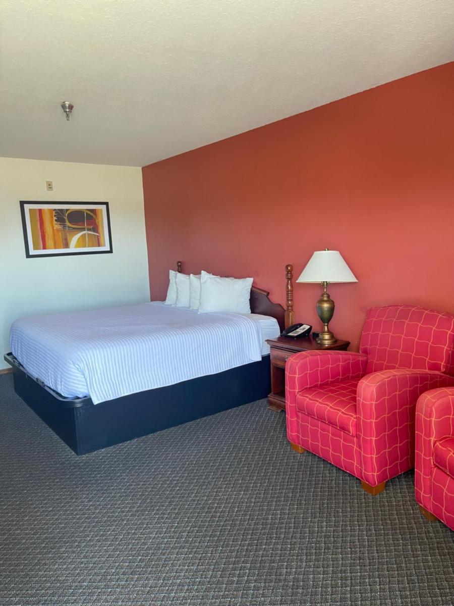 Carriage House Inn - image 2