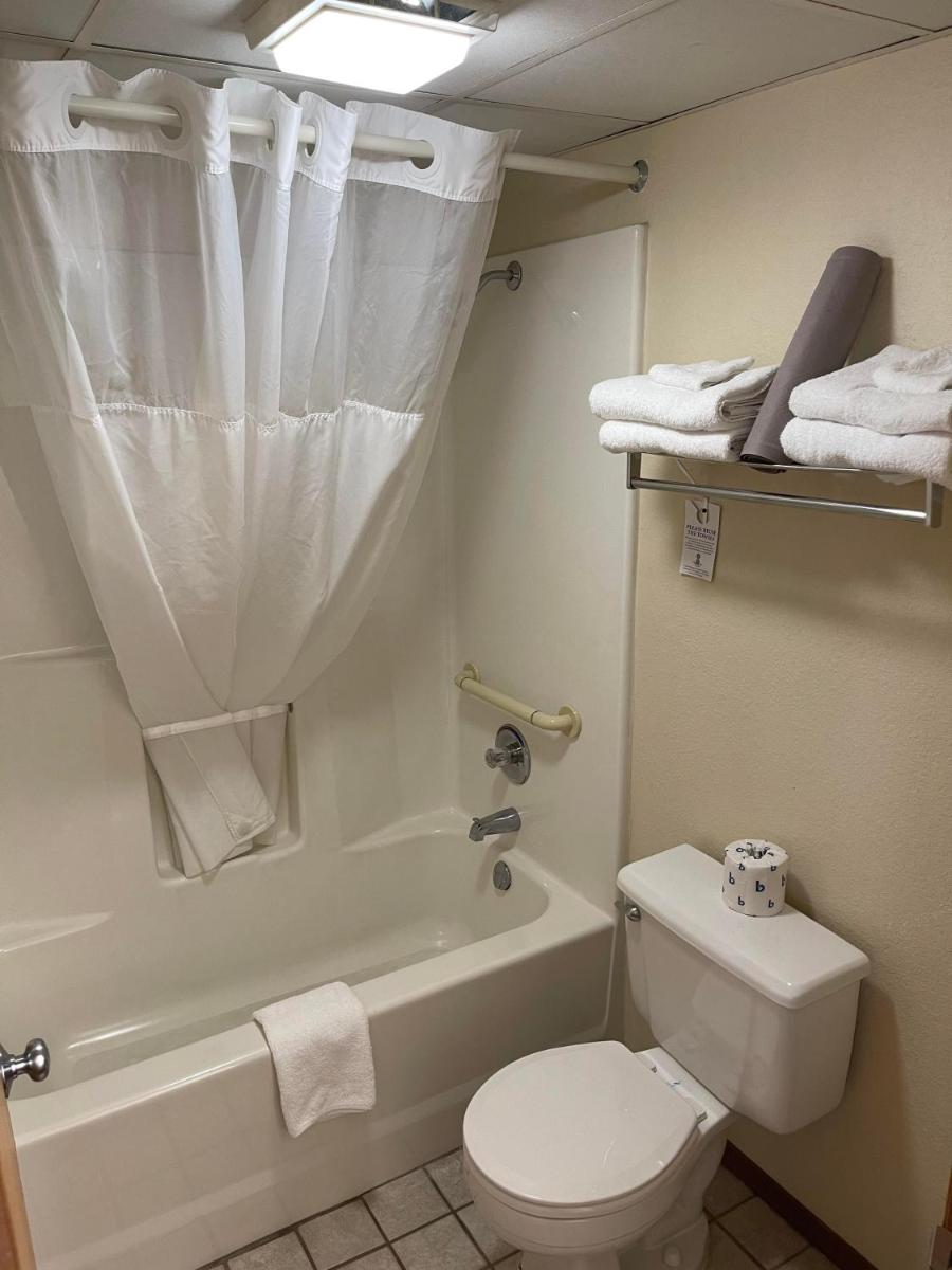 Carriage House Inn - image 3