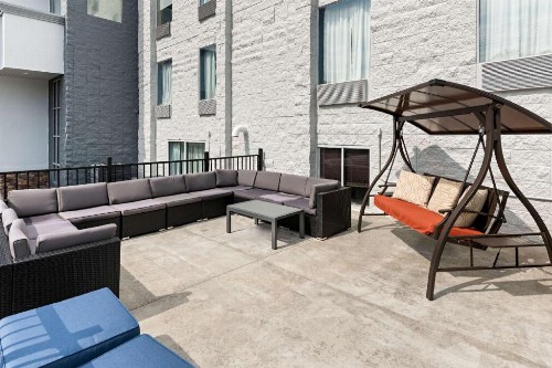 Barrington Hotel & Suites - image 11