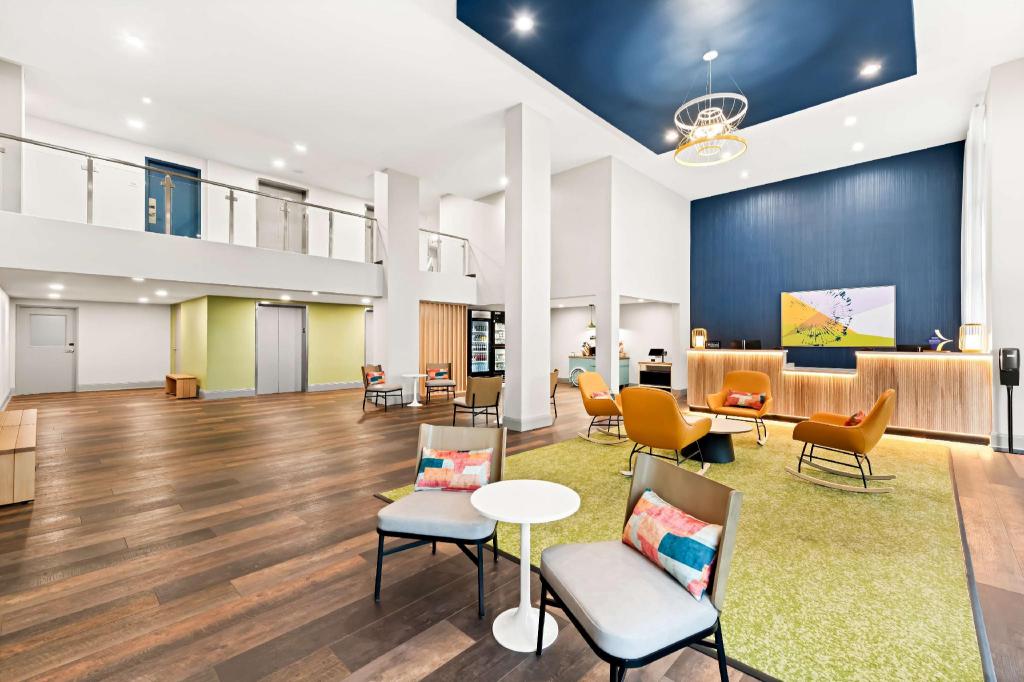 Barrington Hotel & Suites - image 2