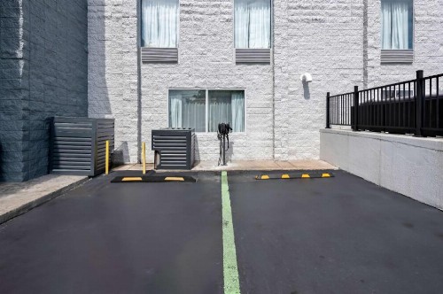 Barrington Hotel & Suites - image 36