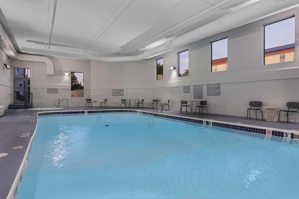 Barrington Hotel & Suites - image 6