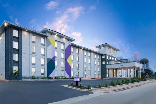 Barrington Hotel & Suites - image 9