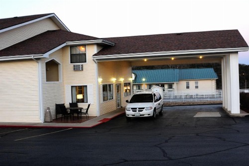 Whispering Hills Inn - image 10