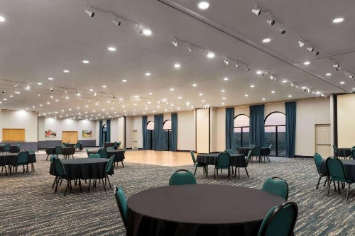 Camden Hotel and Conference Center - image 13