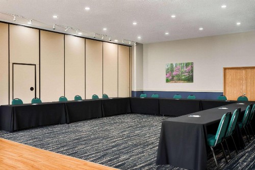 Camden Hotel and Conference Center - image 3