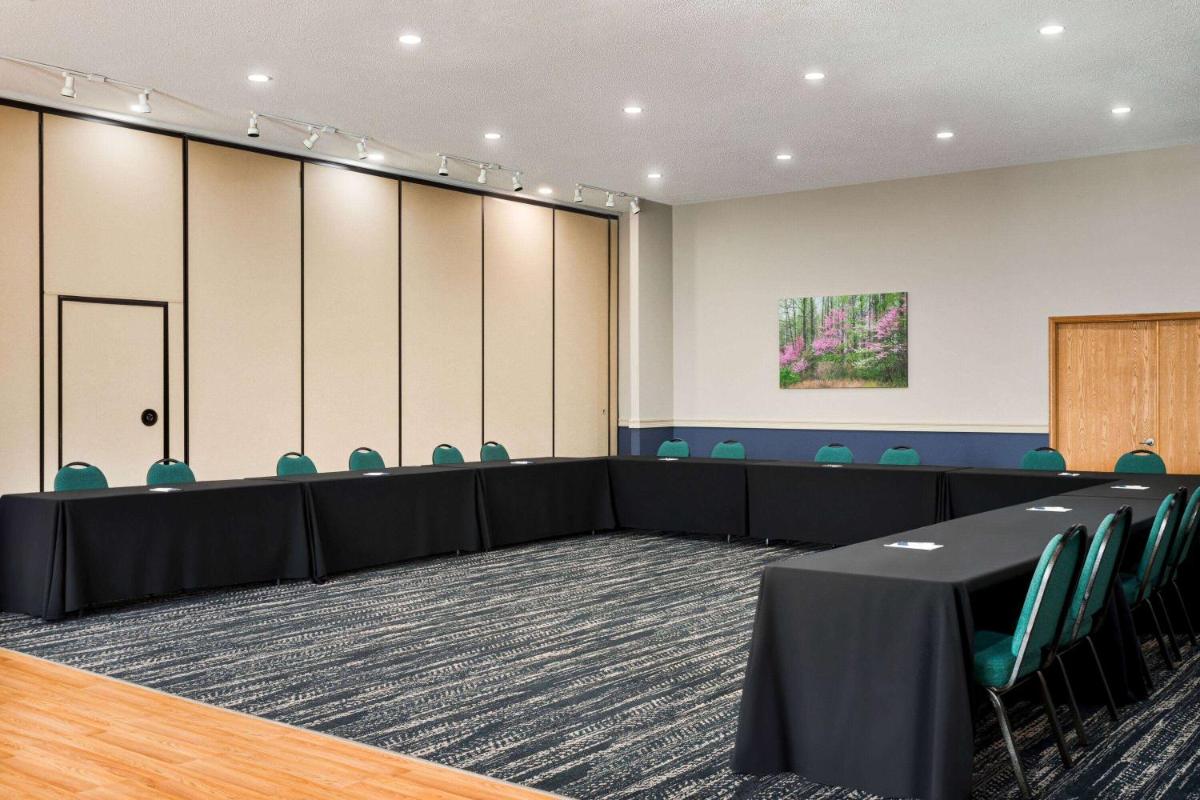 Camden Hotel and Conference Center - image 3