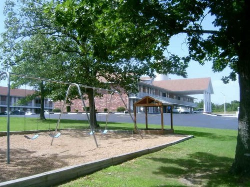 Twelve Oaks Inn - image 13