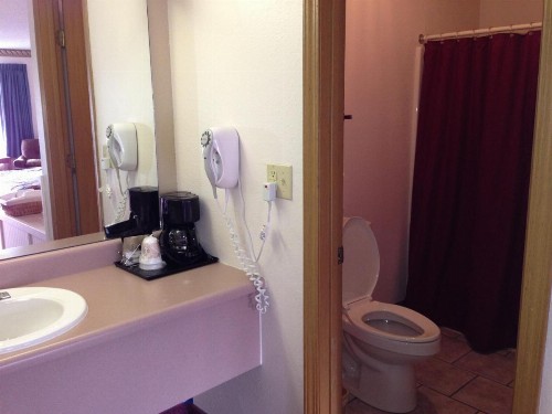 Twelve Oaks Inn - image 18