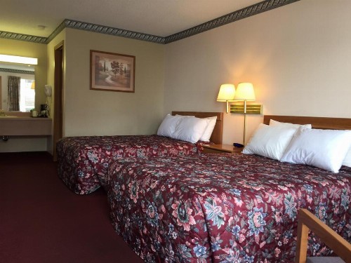 Twelve Oaks Inn - image 29