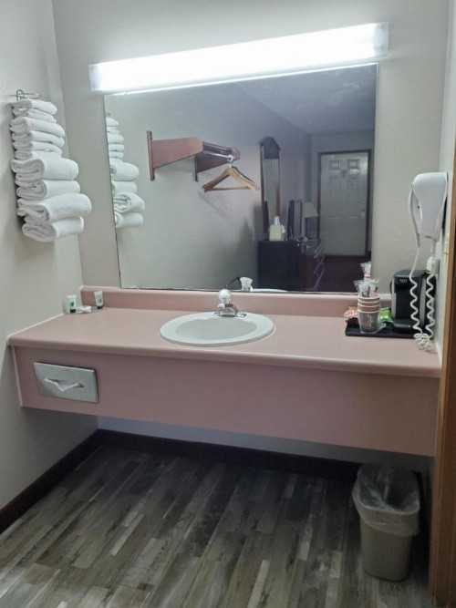 Twelve Oaks Inn - image 4