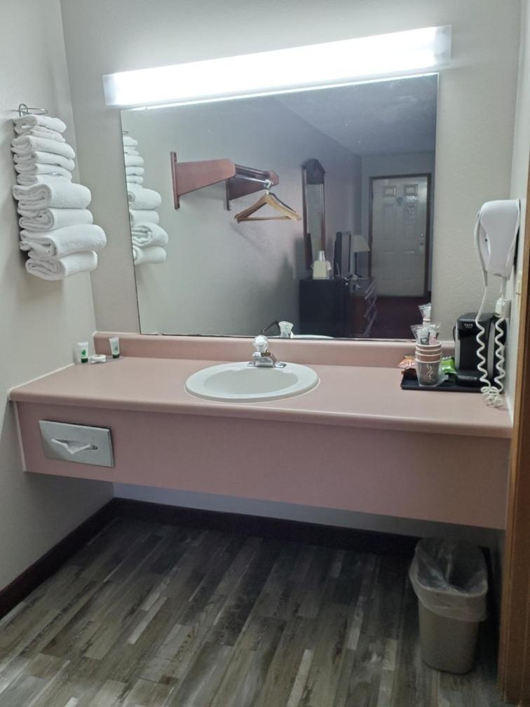 Twelve Oaks Inn - image 4