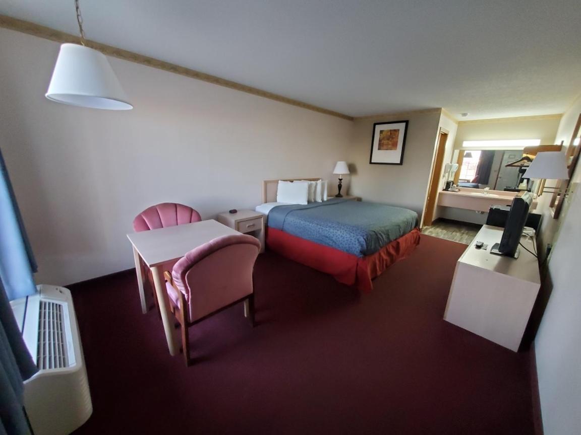 Twelve Oaks Inn - image 6