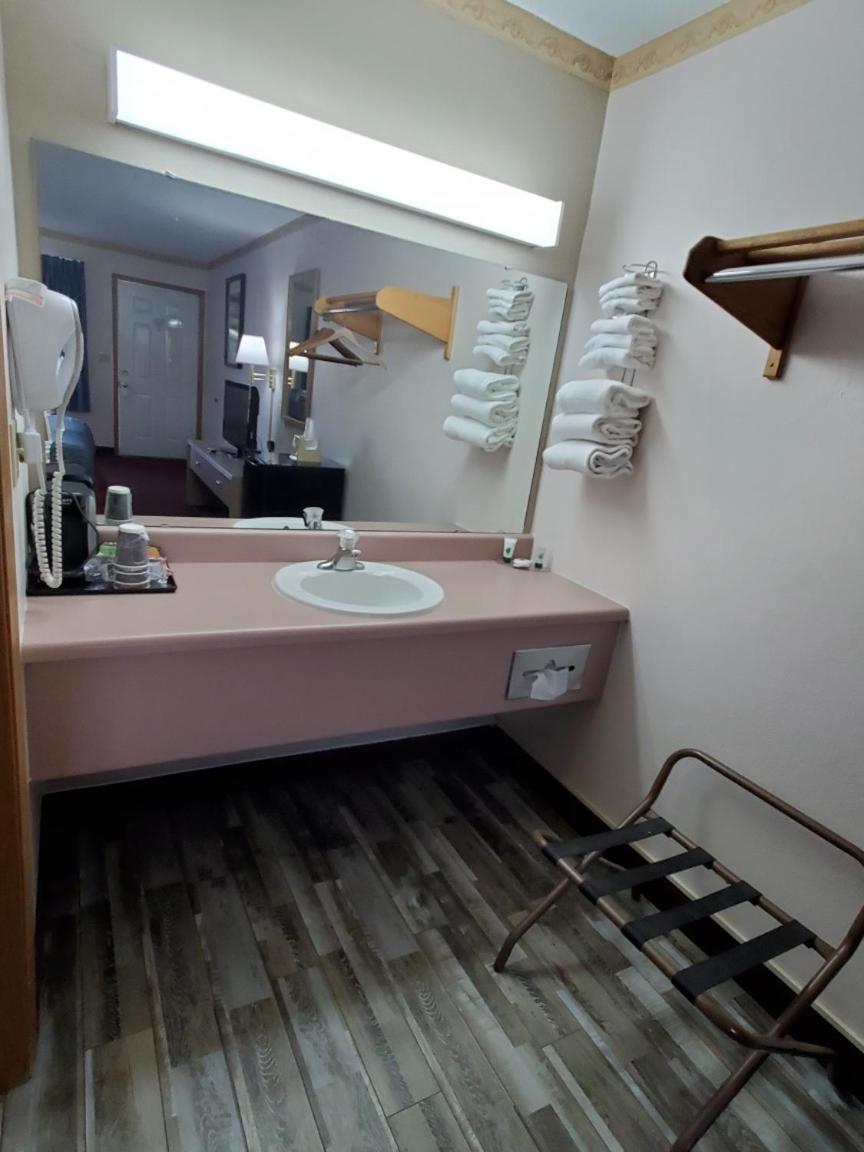 Twelve Oaks Inn - image 7