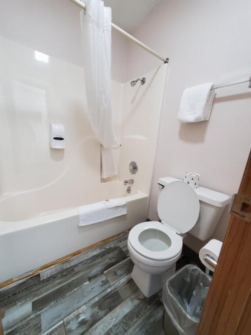 Twelve Oaks Inn - image 8