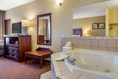 Comfort Inn & Suites Branson Meadows - image 28