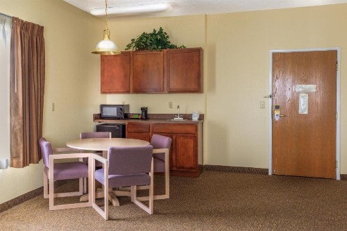 Branson Towers Hotel - image 30