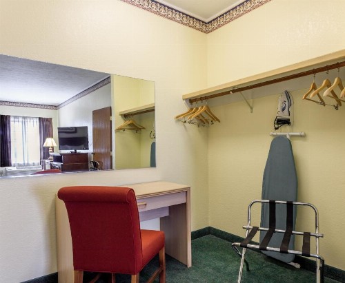 Branson Towers Hotel - image 43