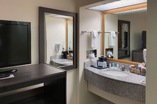 Quality Inn Branson - Hwy 76 Central - image 17