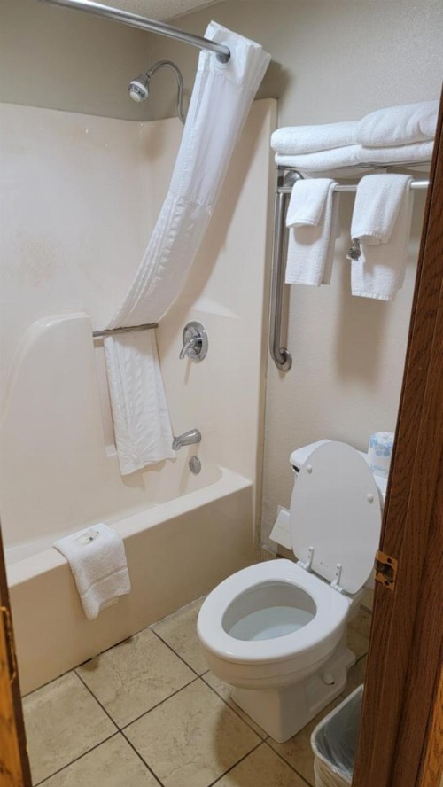 Quality Inn West - image 20