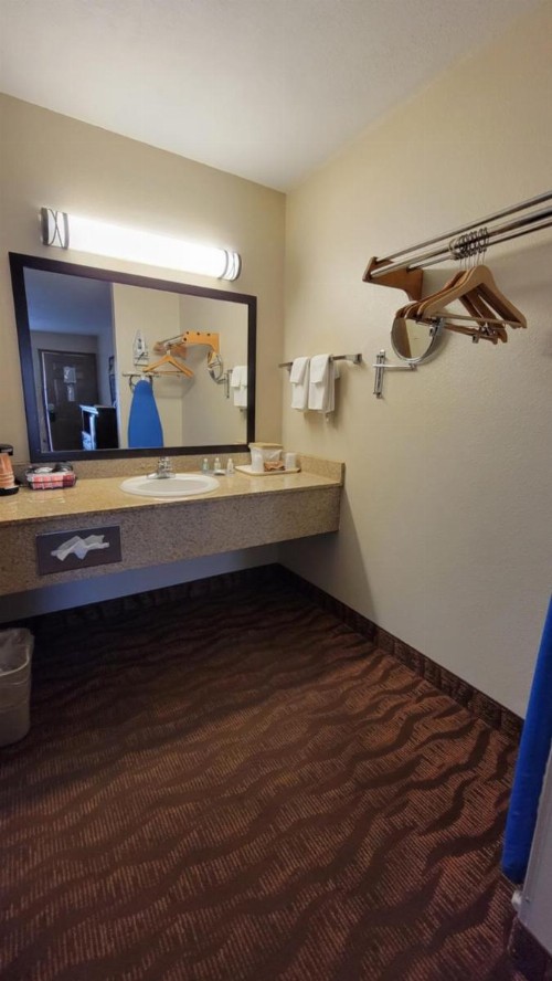 Quality Inn West - image 27