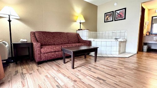 Quality Inn West - image 32