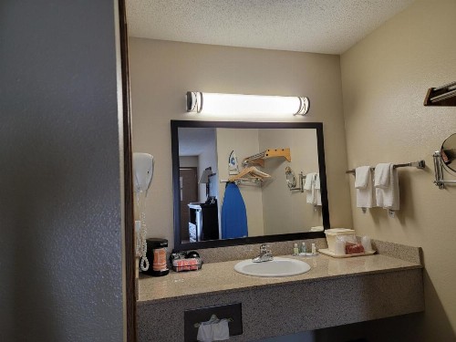 Quality Inn West - image 35