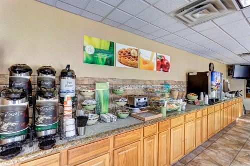 Quality Inn West - image 7