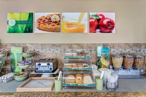 Quality Inn West - image 8