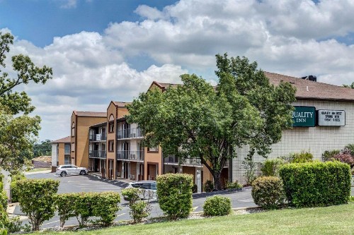 Quality Inn West - image 9