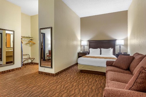Comfort Inn at Thousand Hills - image 32