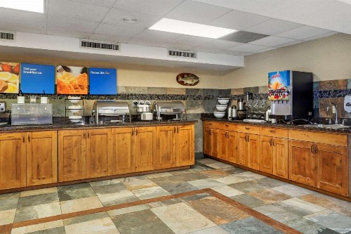 Comfort Inn at Thousand Hills - image 7