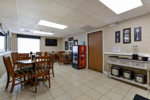 Grand View Inn & Suites - image 15