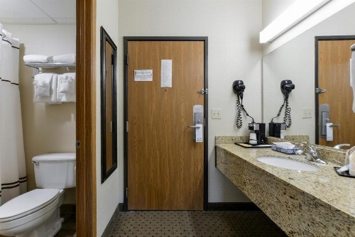 Grand View Inn & Suites - image 26