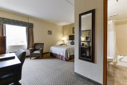 Grand View Inn & Suites - image 28