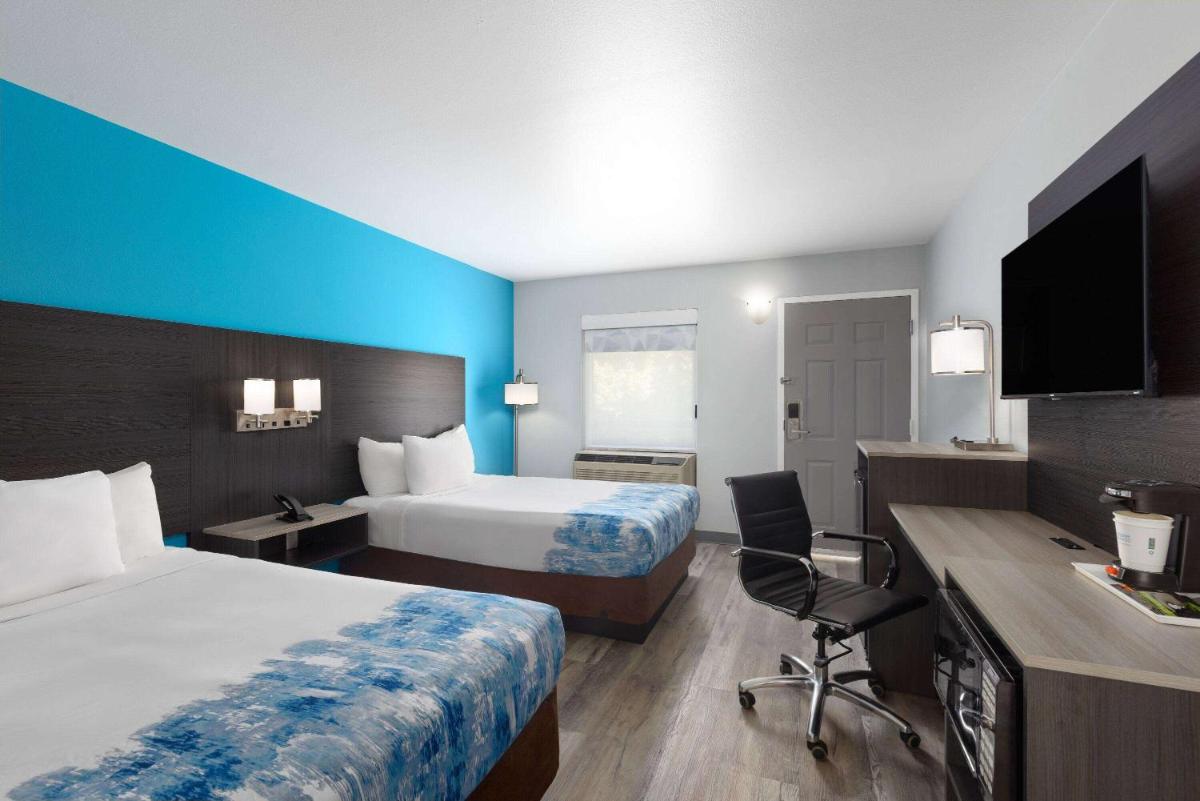 Econo Lodge Branson at Thousand Hills - image 3