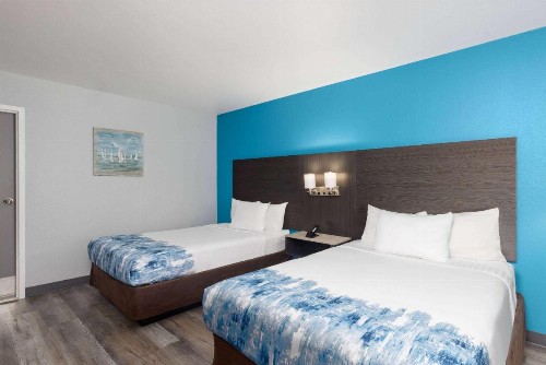 Econo Lodge Branson at Thousand Hills - image 4