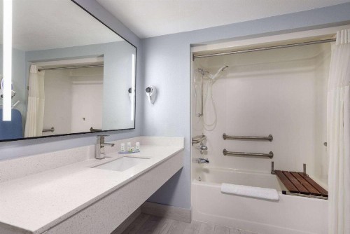 Econo Lodge Branson at Thousand Hills - image 7