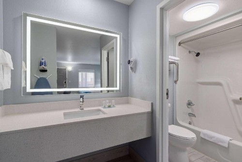 Econo Lodge Branson at Thousand Hills - image 8