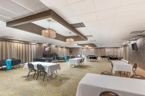 Best Western Plus Landing View Inn & Suites - image 31