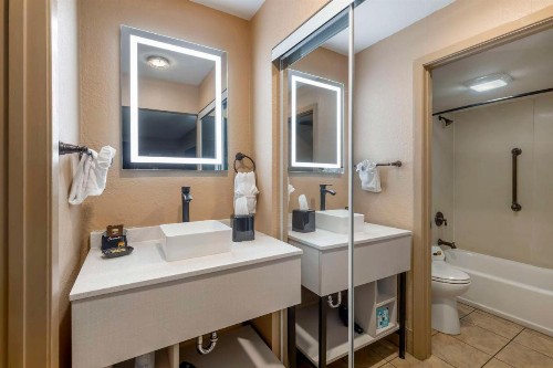 Best Western Plus Landing View Inn & Suites - image 38