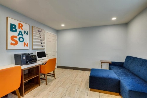 Holiday Inn Express Hotel & Suites Branson 76 Central an IHG Hotel - image 15