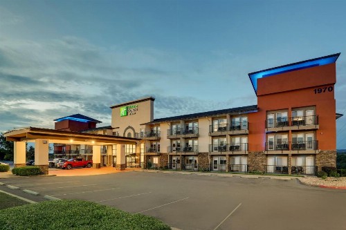Holiday Inn Express Hotel & Suites Branson 76 Central an IHG Hotel - image 23