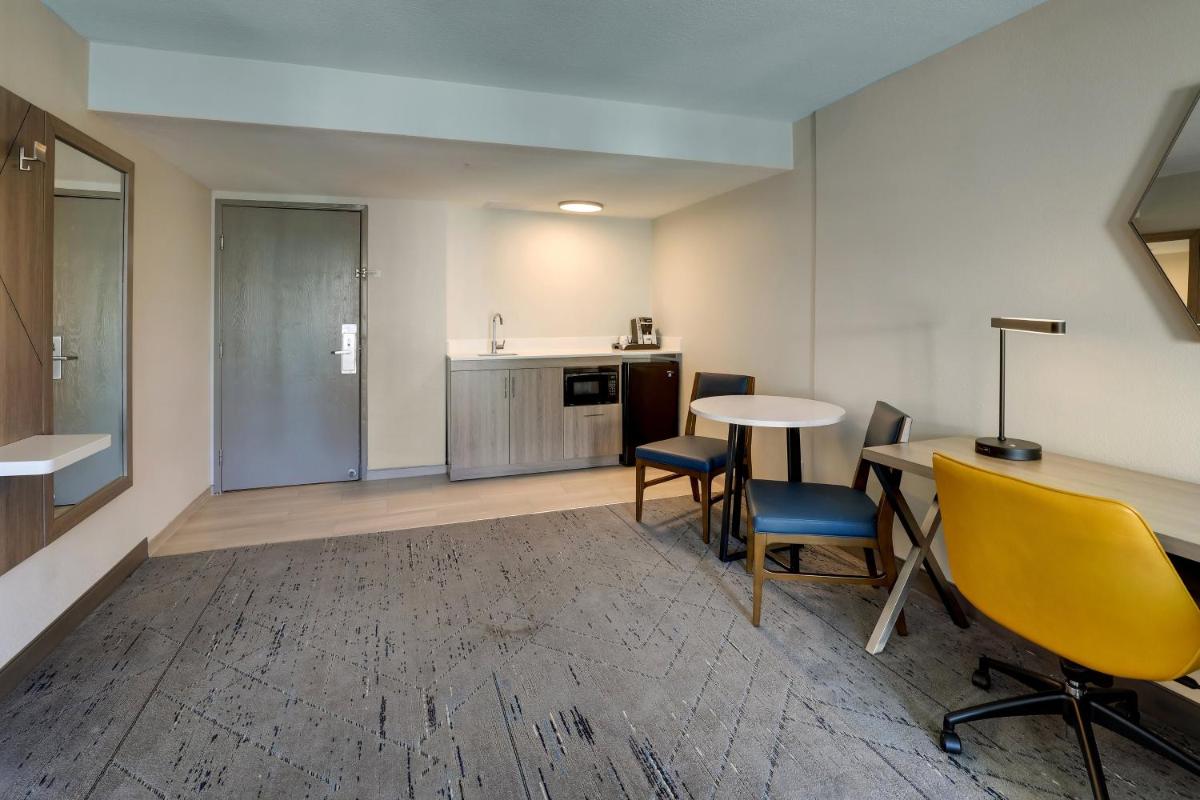 Holiday Inn Express Hotel & Suites Branson 76 Central an IHG Hotel - image 3