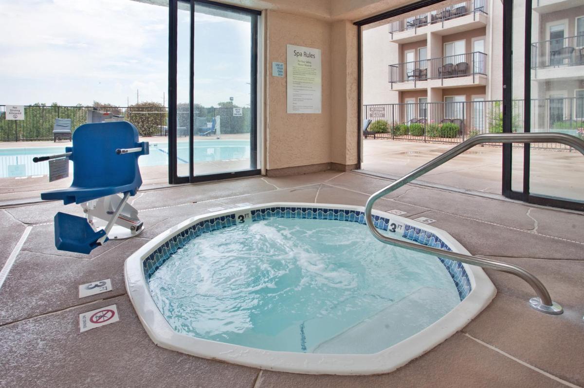 Holiday Inn Express Hotel & Suites Branson 76 Central an IHG Hotel - image 4