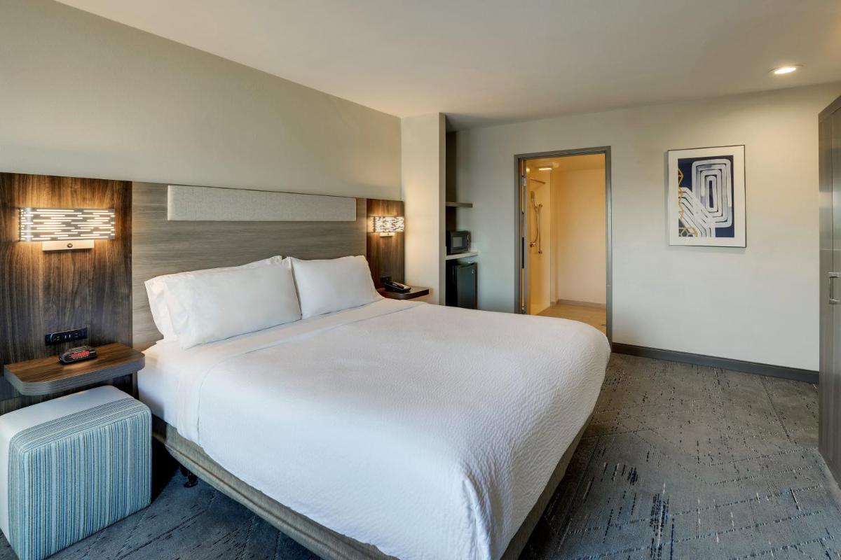 Holiday Inn Express Hotel & Suites Branson 76 Central an IHG Hotel - image 7