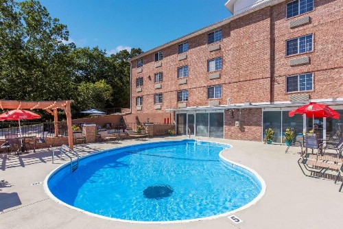 Rodeway Inn Branson Brick House - image 11