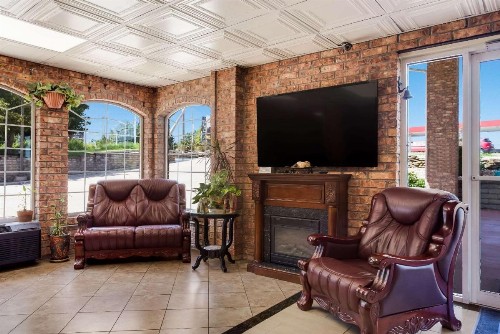 Rodeway Inn Branson Brick House - image 12