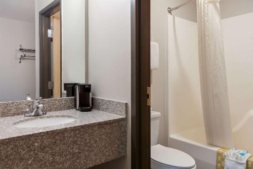 Rodeway Inn Branson Brick House - image 24