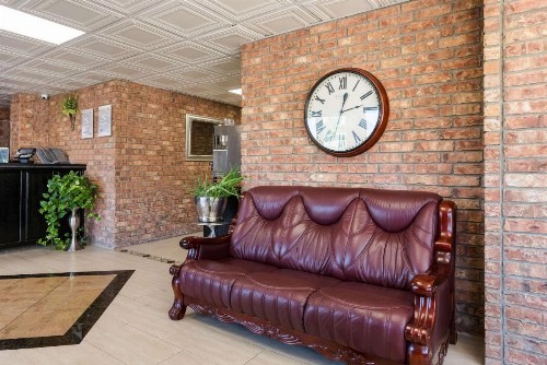 Rodeway Inn Branson Brick House - image 25